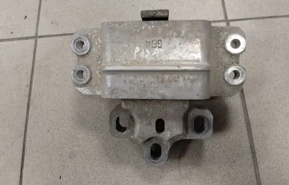 Volkswagen PASSAT B6 Engine mount bracket 3C0199555