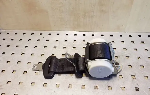 Middle seatbelt (rear)