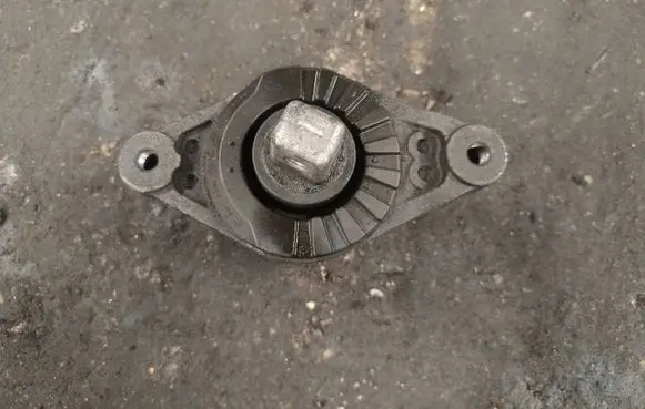 Maserati Ghibli Engine mount bracket 06700048710