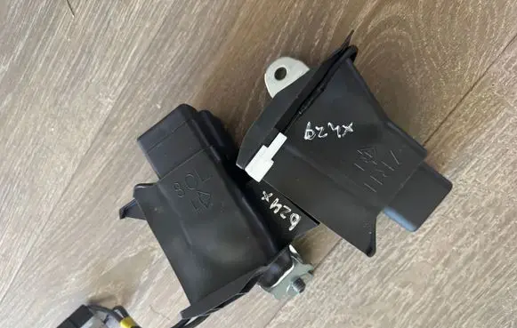 Toyota bZ4X Middle seatbelt buckle (rear) 7RH 8CL