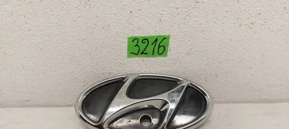 Hyundai Kona I Manufacturer badge logo/emblem 86352K4000
