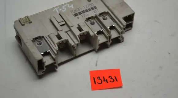 Toyota Auris 150 Fuse 8262012280 17561X17
