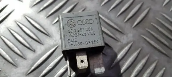 Volkswagen PASSAT B5.5 Other relay 8d0951253 v23134-j52-x300