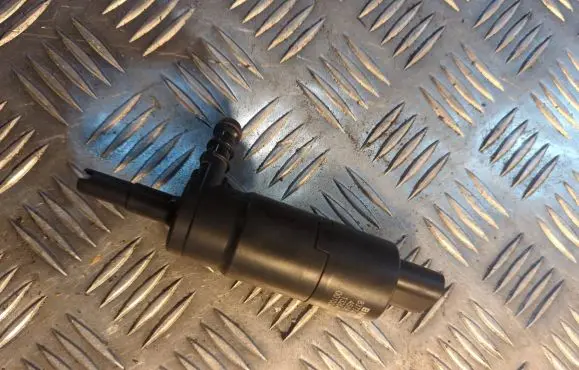 BMW 3 E90 E91 Headlight washer pump 8377430