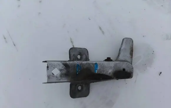 Opel Vivaro Fender mounting bracket
