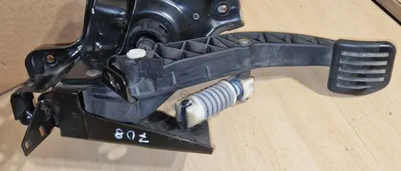 Volvo V70 Clutch pedal 31202183