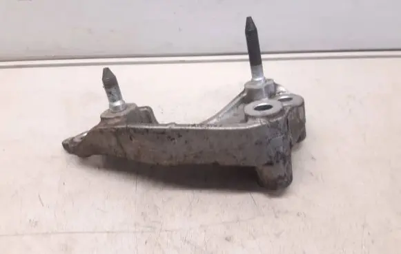 Honda Civic Engine mounting bracket