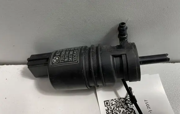 BMW 5 G30 G31 Windscreen/windshield washer pump 7302589