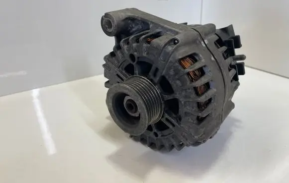 BMW 3 E90 E91 Generator/alternator FG18S019 2543461B