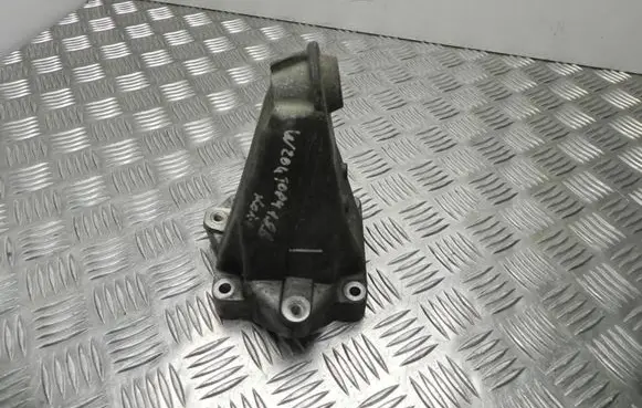 Mercedes-Benz C AMG W204 Engine mounting bracket A2712231904 VD12059