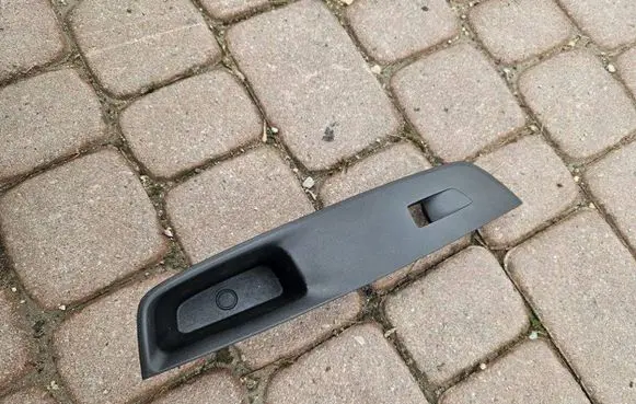 Opel Mokka B Front door interior handle trim 9835153880