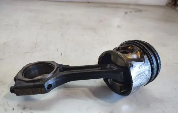 KIA Carens II Piston with connecting rod