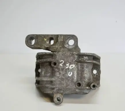 Volkswagen PASSAT B6 Engine mount bracket 1K0199262P