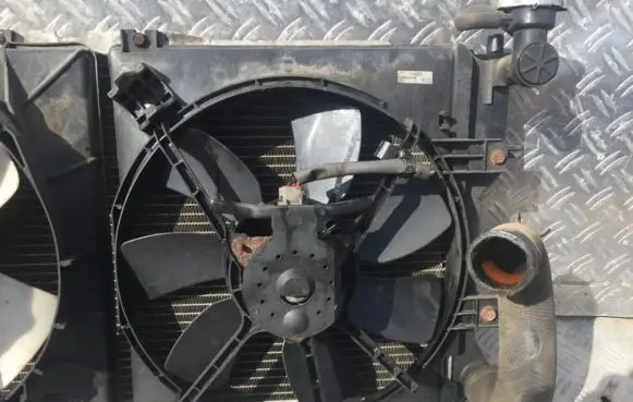 Radiator cooling fan shroud