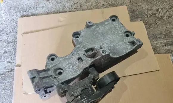 Volkswagen Touran I Generator/alternator bracket 03g903143A