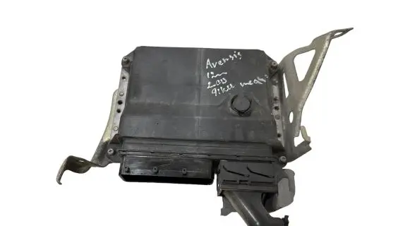 Toyota Avensis T270 Engine control unit/module 8966105F20 MB2759004732