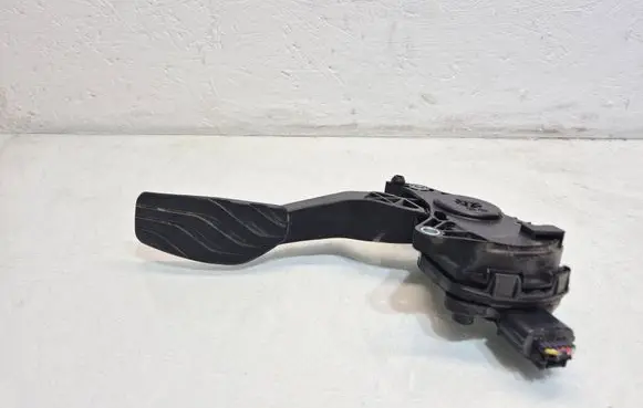 Nissan Rogue Accelerator throttle pedal 18002DF30A