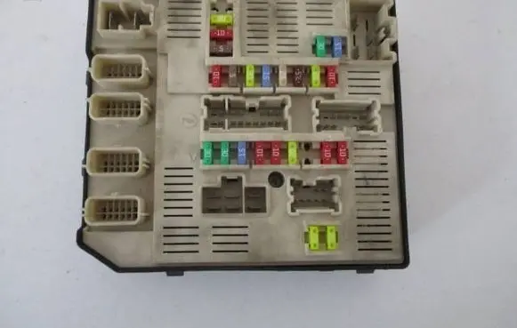 Renault Megane III Fuse module 284B68372R 519339501 9639048093
