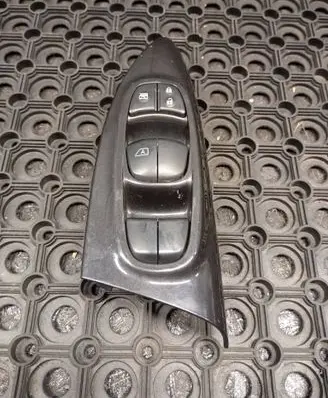 Nissan Juke I F15 Electric window control switch 80961