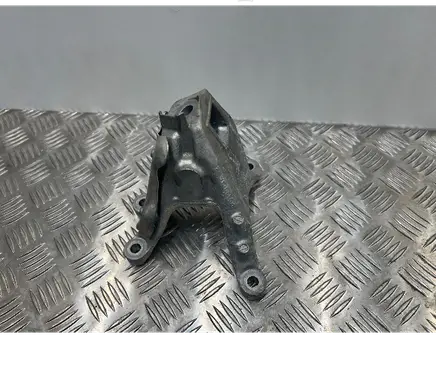 Engine mounting bracket