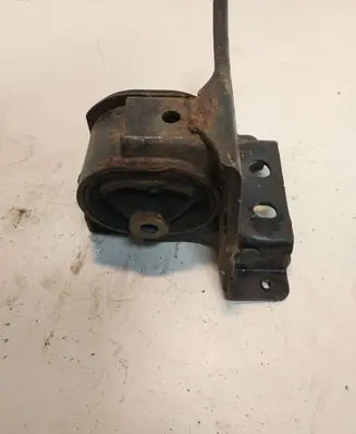 Toyota RAV 4 (XA20) Engine mount bracket