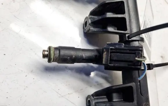 Volkswagen Fox Fuel injector 03D906031F