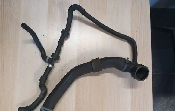 Engine coolant pipe/hose