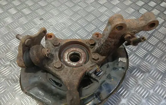 Toyota RAV 4 (XA30) Front wheel hub spindle knuckle