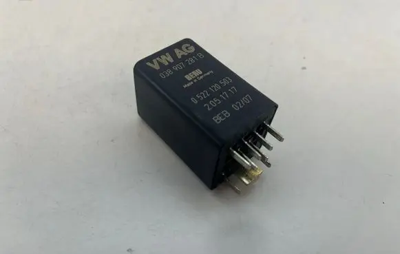 Volkswagen PASSAT B6 Glow plug pre-heat relay 038907281B