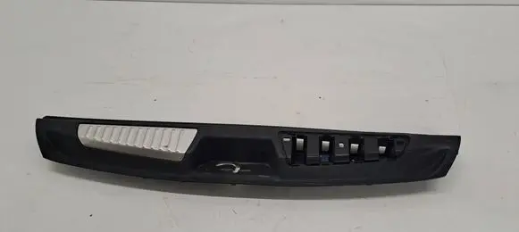 Trunk/boot sill cover protection