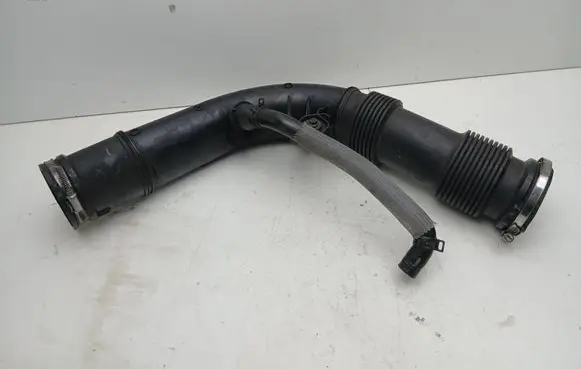 Volvo V60 Turbo air intake inlet pipe/hose 31657341