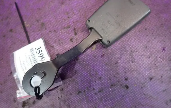 Front seatbelt buckle