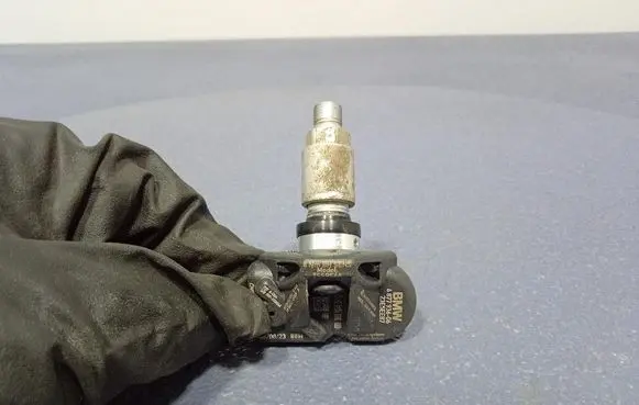 AC 428 Tire pressure sensor 6877936
