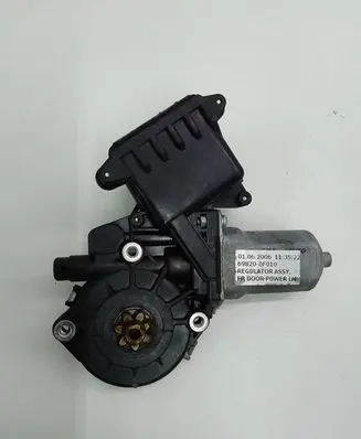 Toyota Corolla Verso AR10 Front door window regulator motor 698200F010