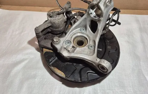 Front wheel hub spindle knuckle