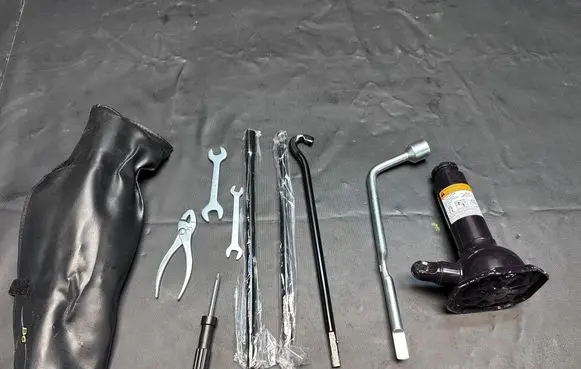 Toyota Hilux VIII Tool set 091110K162