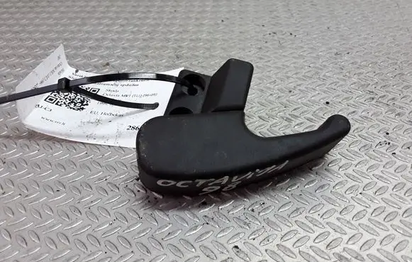 Skoda Octavia Mk1 (1U) Engine bonnet (hood) release handle