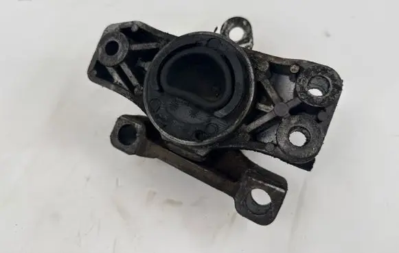 Engine mount bracket