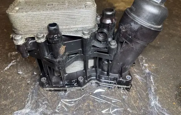 BMW X1 E84 Oil filter mounting bracket 70379327 70377355
