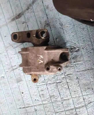 Volkswagen Jetta V Engine mount bracket 1K0196262