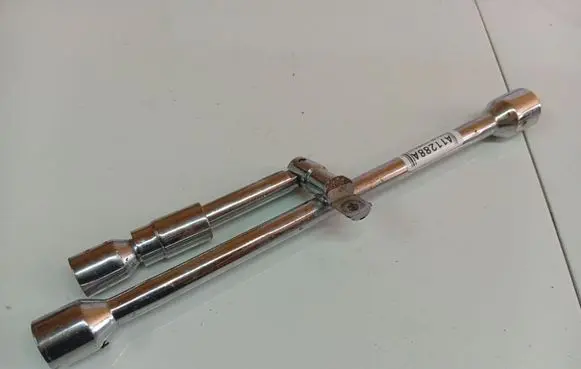 Opel Insignia A Wheel nut wrench 