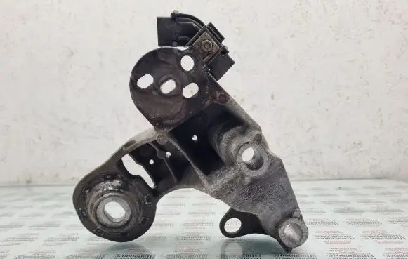 Seat Exeo (3R) Engine mounting bracket 8E0199352N
