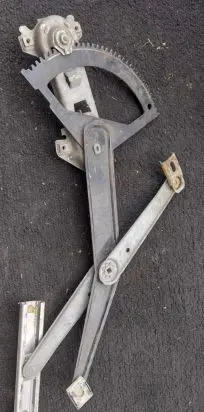 Mercedes-Benz E W124 Front door manual window regulator 