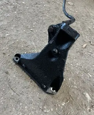 Volkswagen PASSAT B5.5 Engine mounting bracket