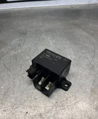 Mercedes-Benz E W210 Charging relay A0025423819 V23132A2001X14