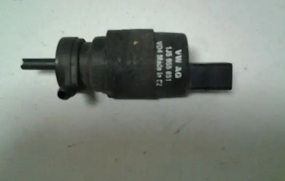 Audi A8 S8 D3 4E Windscreen/windshield washer pump 1J5955651