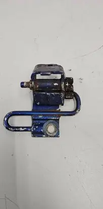 Volkswagen Golf IV Front door lower hinge 4D0831411B