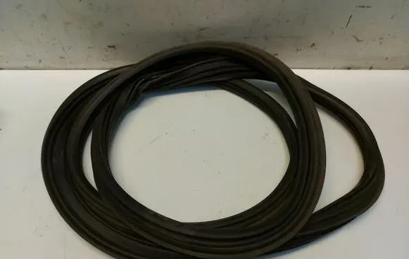 Trunk rubber seal (body)