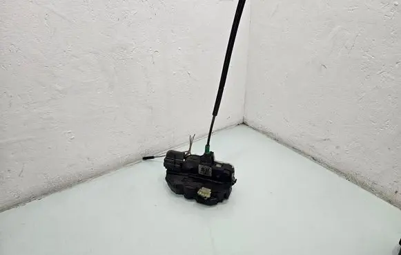 Opel Insignia A Rear door lock 13503178