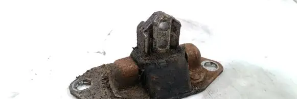 Engine mounting bracket